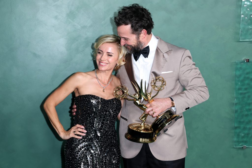 Emmy: Το «Widow’s Bay» έγραψε ιστορία με 14 βραβεία, καλύτερη δραματική σειρά το «The Pitt» – Ρεκόρ για τον Μάθιου Ρις, και 5η διάκριση για τη Ζαν Σμαρτ