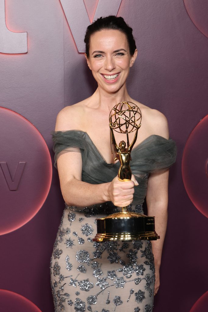 Emmy: Το «Widow’s Bay» έγραψε ιστορία με 14 βραβεία, καλύτερη δραματική σειρά το «The Pitt» – Ρεκόρ για τον Μάθιου Ρις, και 5η διάκριση για τη Ζαν Σμαρτ