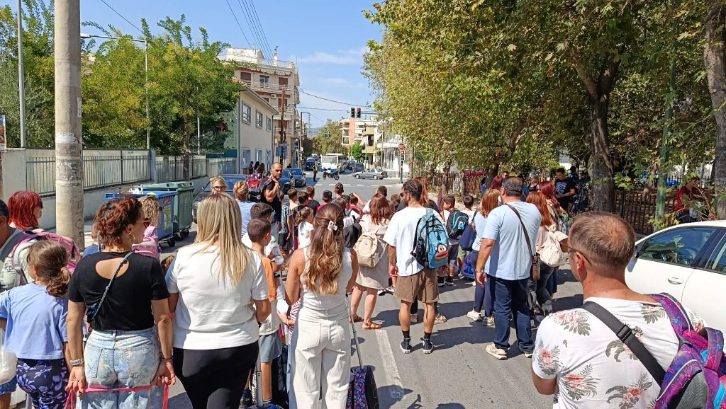Επιστροφή στα θρανία με συμβολικό αποκλεισμό δρόμου για το 14ο Δημοτικό υ ΔΣ Βόλου