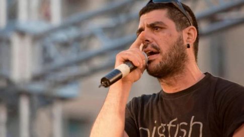 Μια ζωή «στο μετερίζι τσ’ ανθρωπιάς»: Οι εξομολογήσεις του μουσικού Βασίλης Σκουλά και η ματιά του Κώστα Μπαλαχούτη