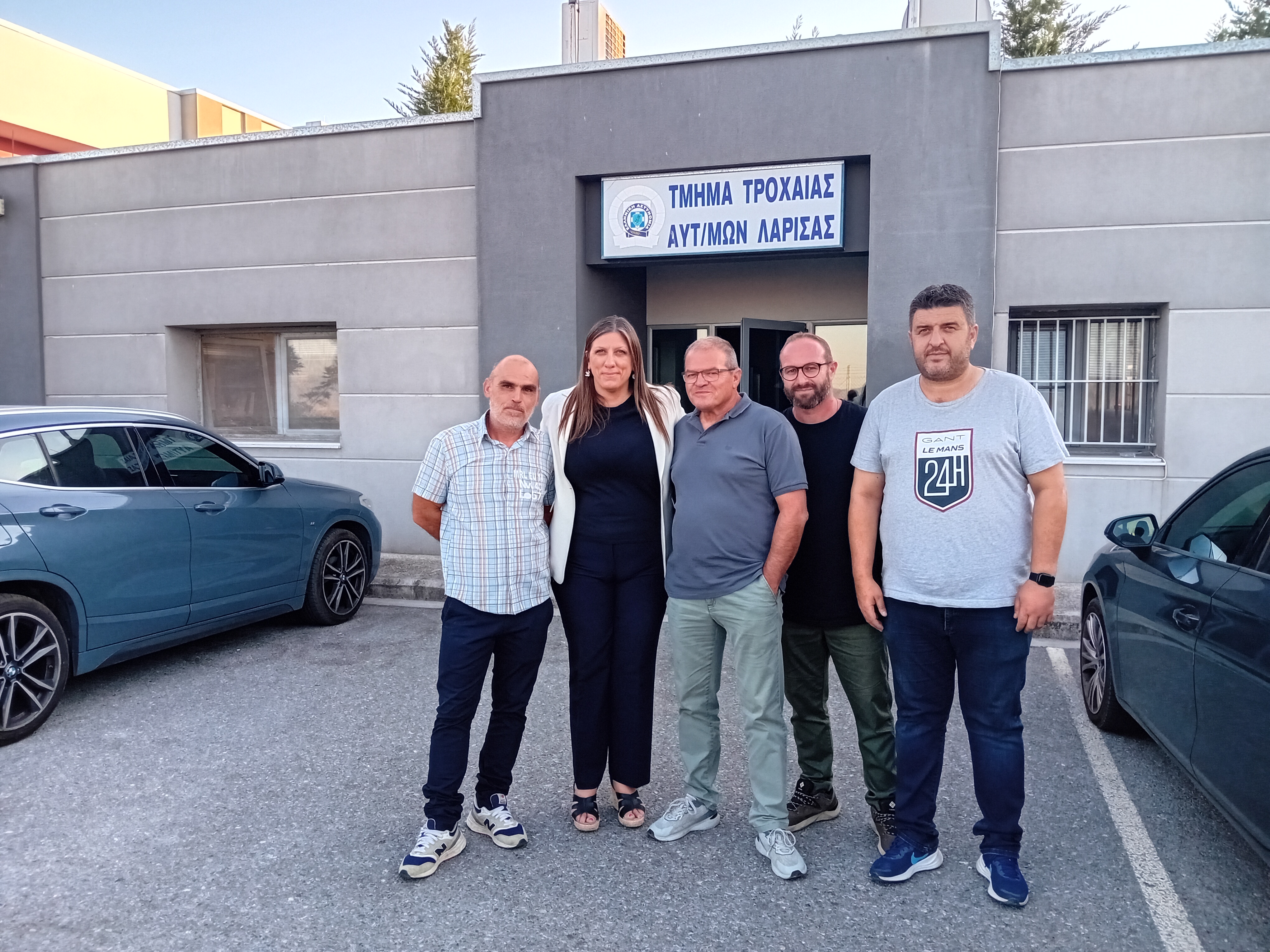 Η Ζωή Κωνσταντοπούλου στο τμήμα τροχαίας αυτοκινητοδρόμων Λάρισας για τις διώξεις κατά αγροτών