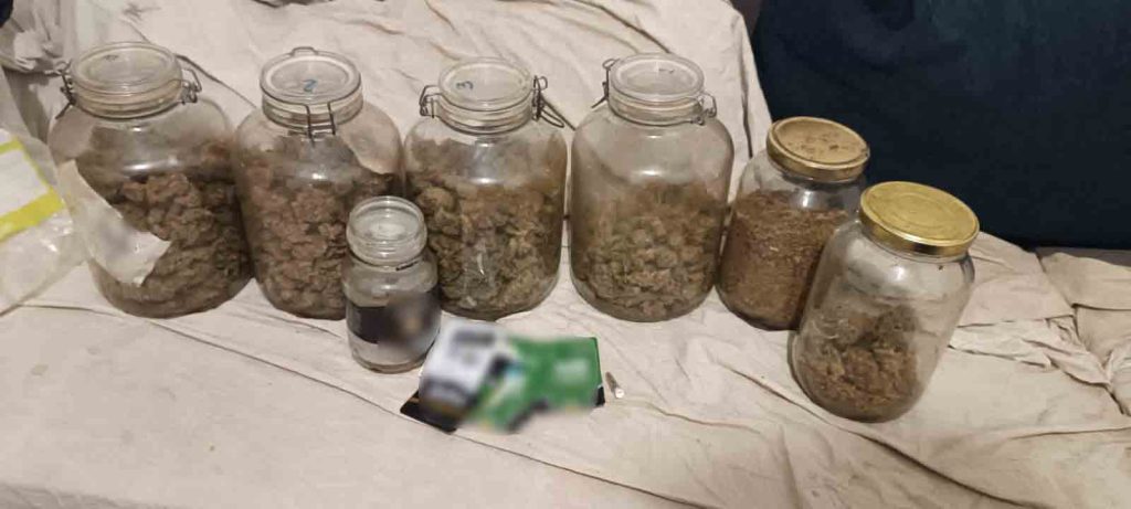 Δύο συλλήψεις στην Αθήνα από τη Δίωξη Ναρκωτικών Καλαμάτας – Καλλιεργούσαν κάνναβη μέσα σε διαμερίσματα