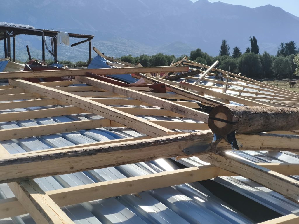 Κακοκαιρία στην Ήπειρο: Ανεμοστρόβιλος ισοπέδωσε τμήμα κτηνοτροφικής μονάδας – 88 πρόβατα σκοτώθηκαν από κεραυνό