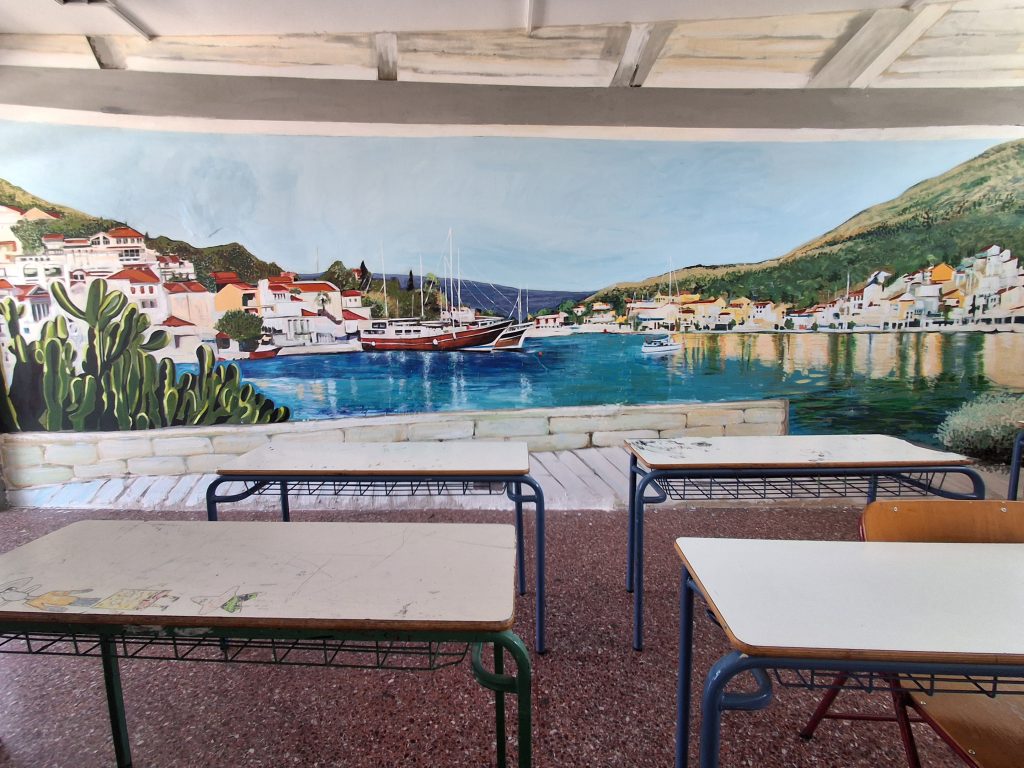 Μία καθηγήτρια είδε μία μέρα έναν μουτζουρωμένο τοίχο – Πώς ένα σχολείο στην Κυψέλη «μεταμορφώθηκε» σε έργο τέχνης