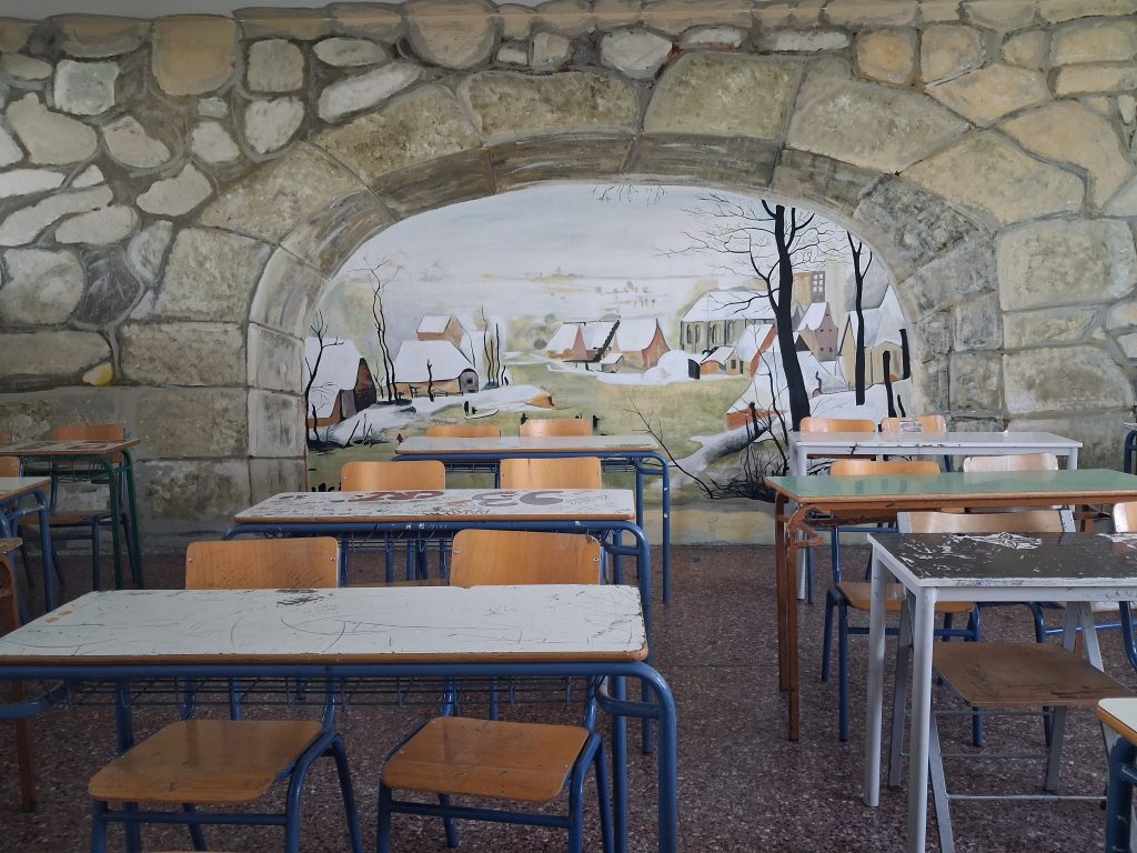 Μία καθηγήτρια είδε μία μέρα έναν μουτζουρωμένο τοίχο – Πώς ένα σχολείο στην Κυψέλη «μεταμορφώθηκε» σε έργο τέχνης