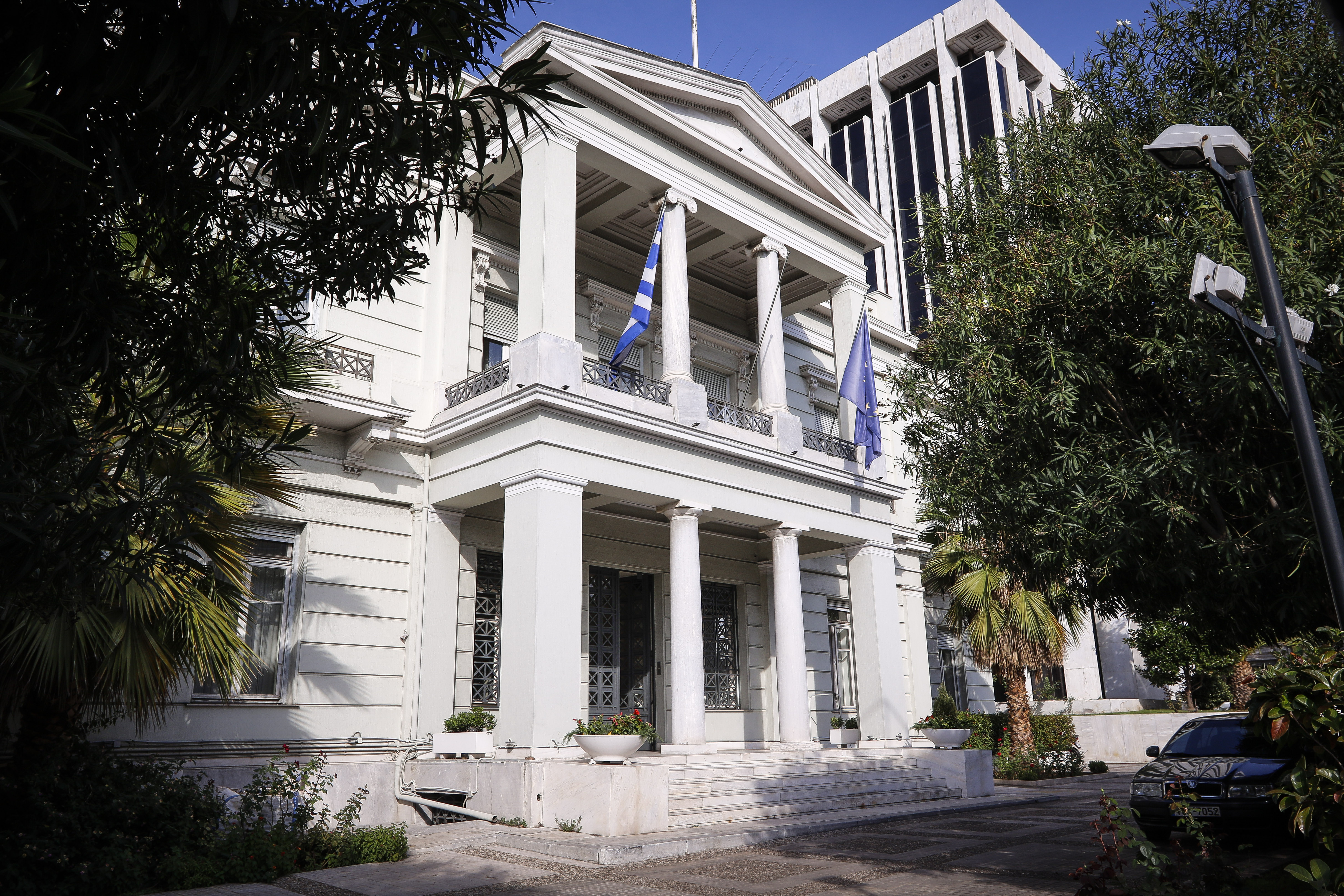 ΥΠΕΞ: Συλλυπητήρια στις οικογένειες των έξι θυμάτων του δυστυχήματος στην Πλάκα