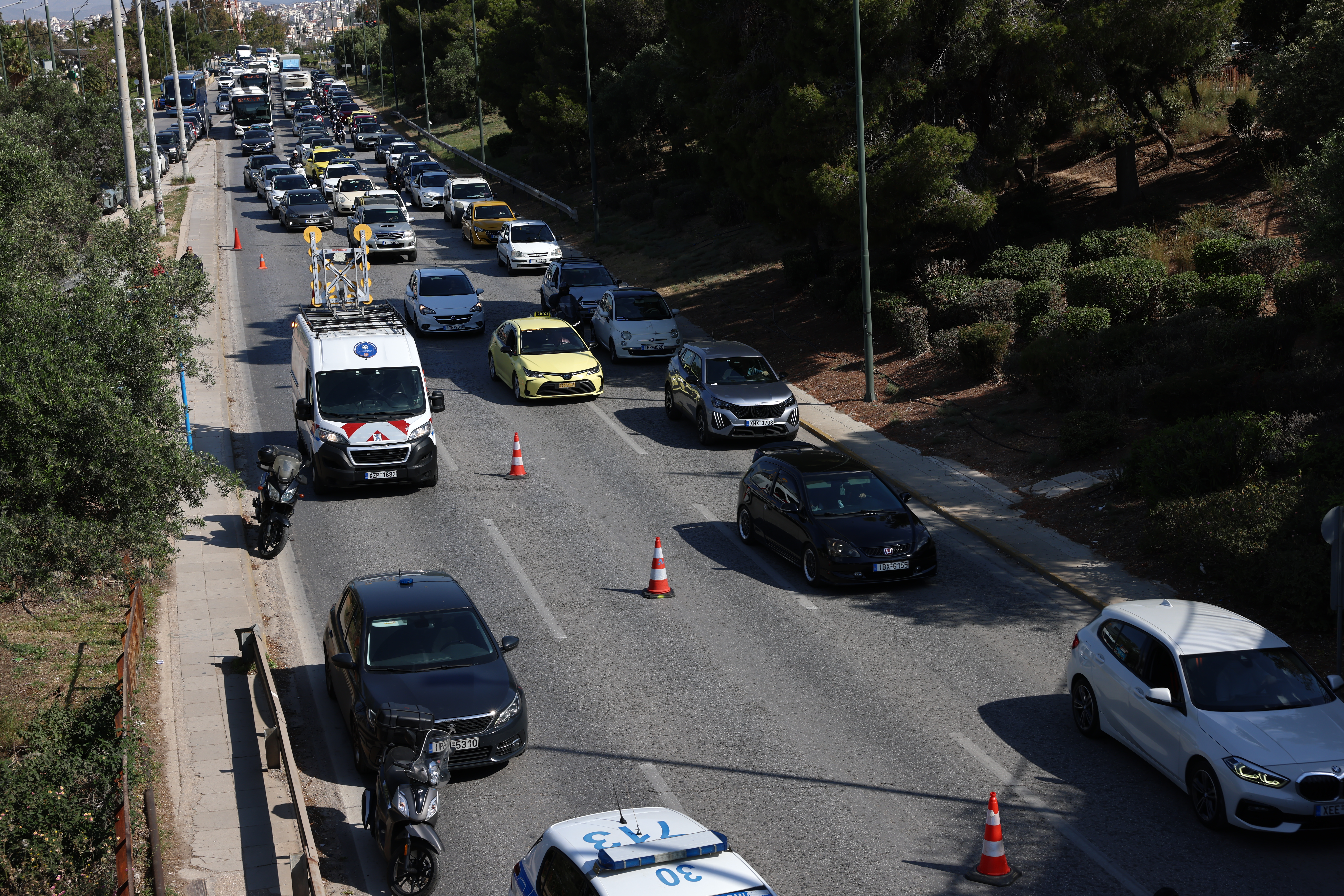 Ελληνικό: Φορτηγό που μετέφερε μπουλντόζα προσέκρουσε σε γέφυρα – Κυκλοφοριακό χάος στη Βουλιαγμένης