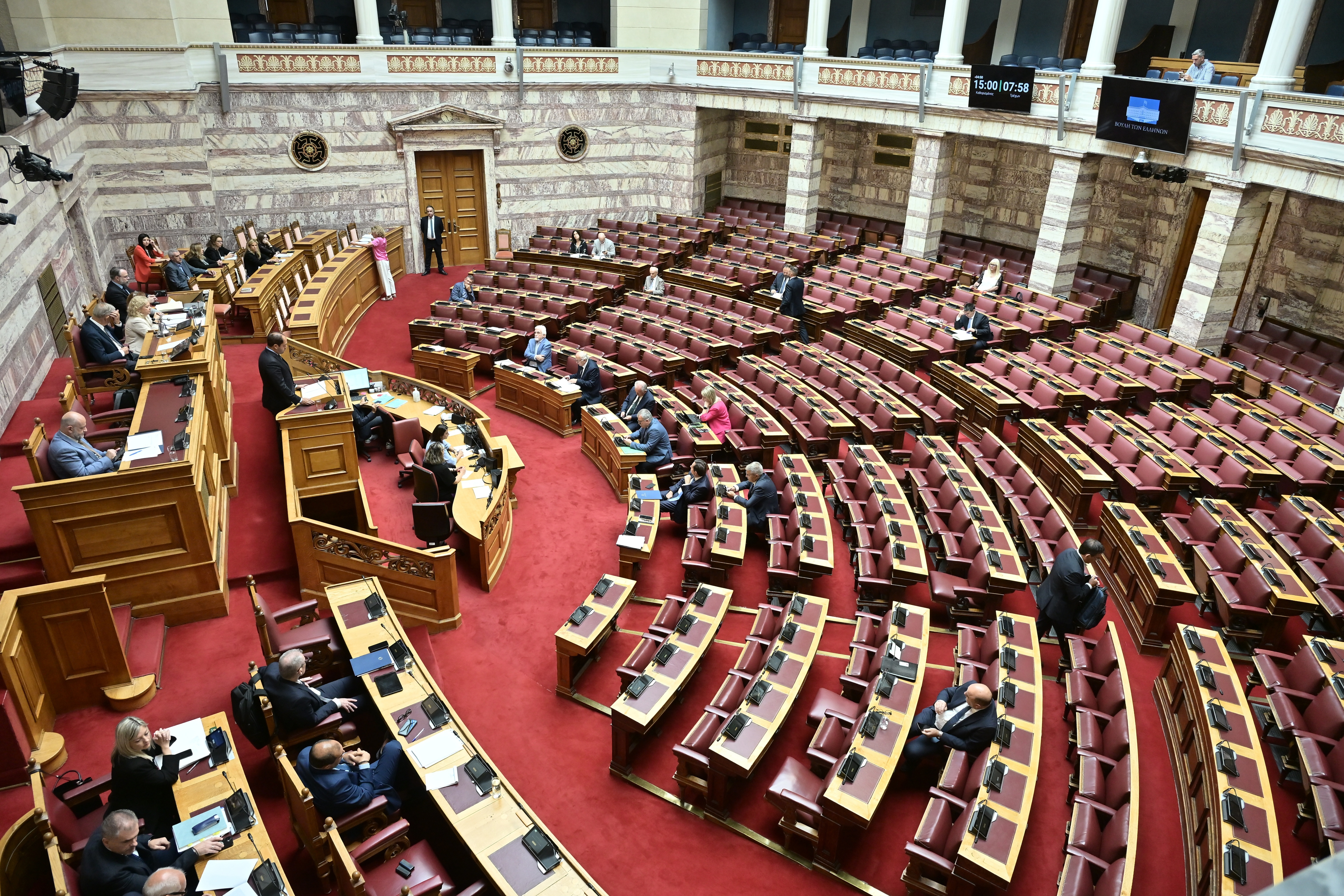 Δριμεία κριτική της αντιπολίτευσης για την ακρίβεια και το ιδιωτικό χρέος