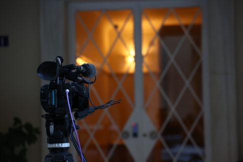 Politico: Πολιτικός σύμμαχος της Μελόνι στην ΕΕ, καλεί τις Βρυξέλλες να συνεργαστούν με τη Λεπέν εάν κερδίσει τις γαλλικές εκλογές
