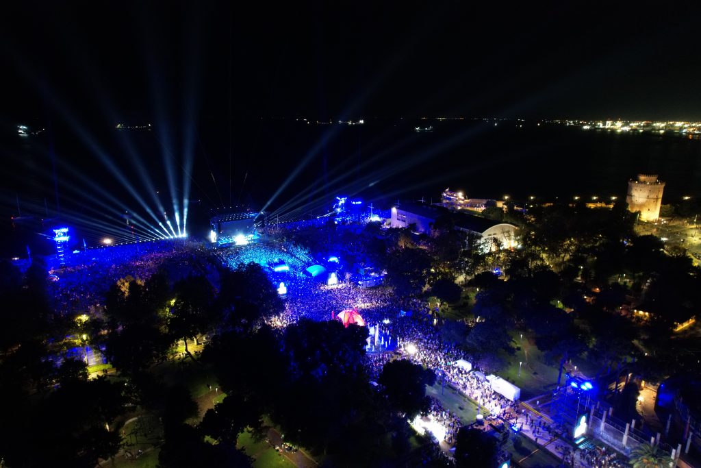 Θεσσαλονίκη: Δεκάδες χιλιάδες στη Νέα Παραλία για τη συναυλία του Αντώνη Ρέμου