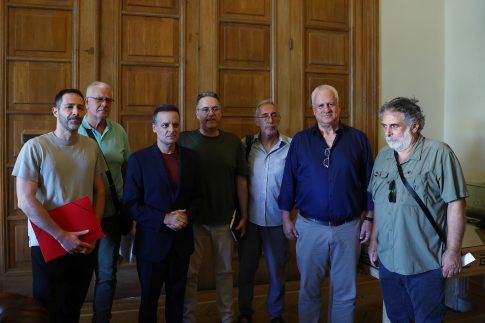 Ιταλία – Ακτή του Αμάλφι: Δύο τεράστιες πυρκαγιές, ορατές ακόμη και από τη Νάπολη, πλησιάζουν τους οικισμούς