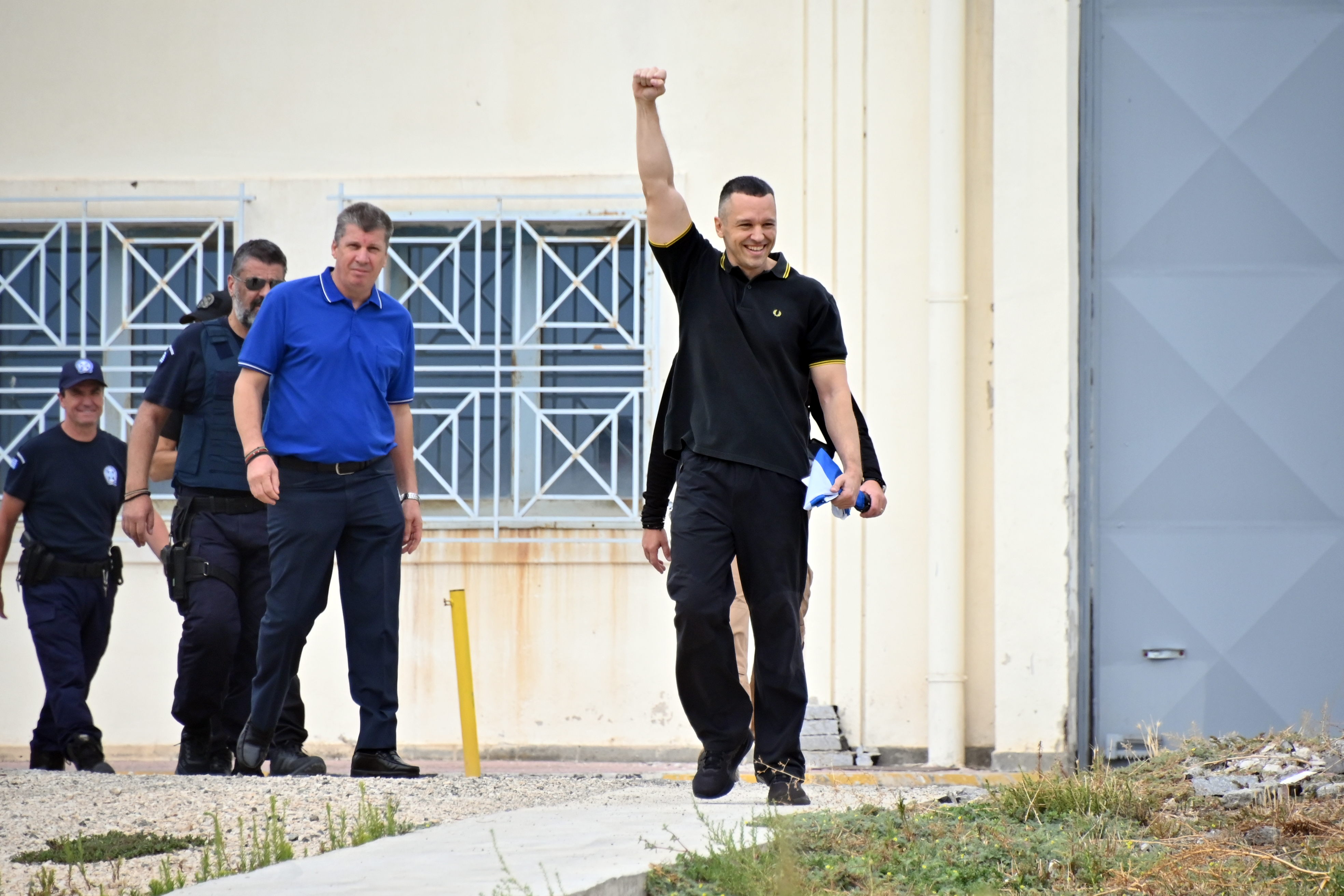 Αποφυλακίστηκε ο Ηλίας Κασιδιάρης: «Επιστρέφω στην πρώτη γραμμή» – Τι απαντούν κυβέρνηση και αντιπολίτευση