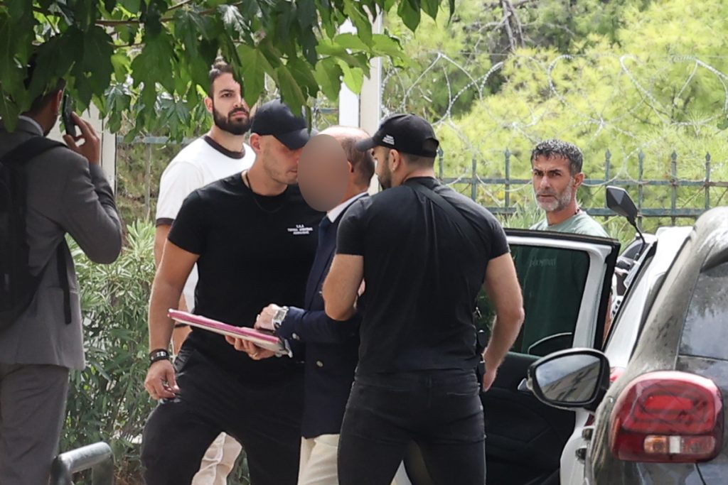 Θάνατος Μαζωνάκη: Στον ανακριτή το ζευγάρι γιατρών – Τα ευρήματα από το μηχάνημα και τα ψηφιακά πειστήρια στο επίκεντρο της έρευνας