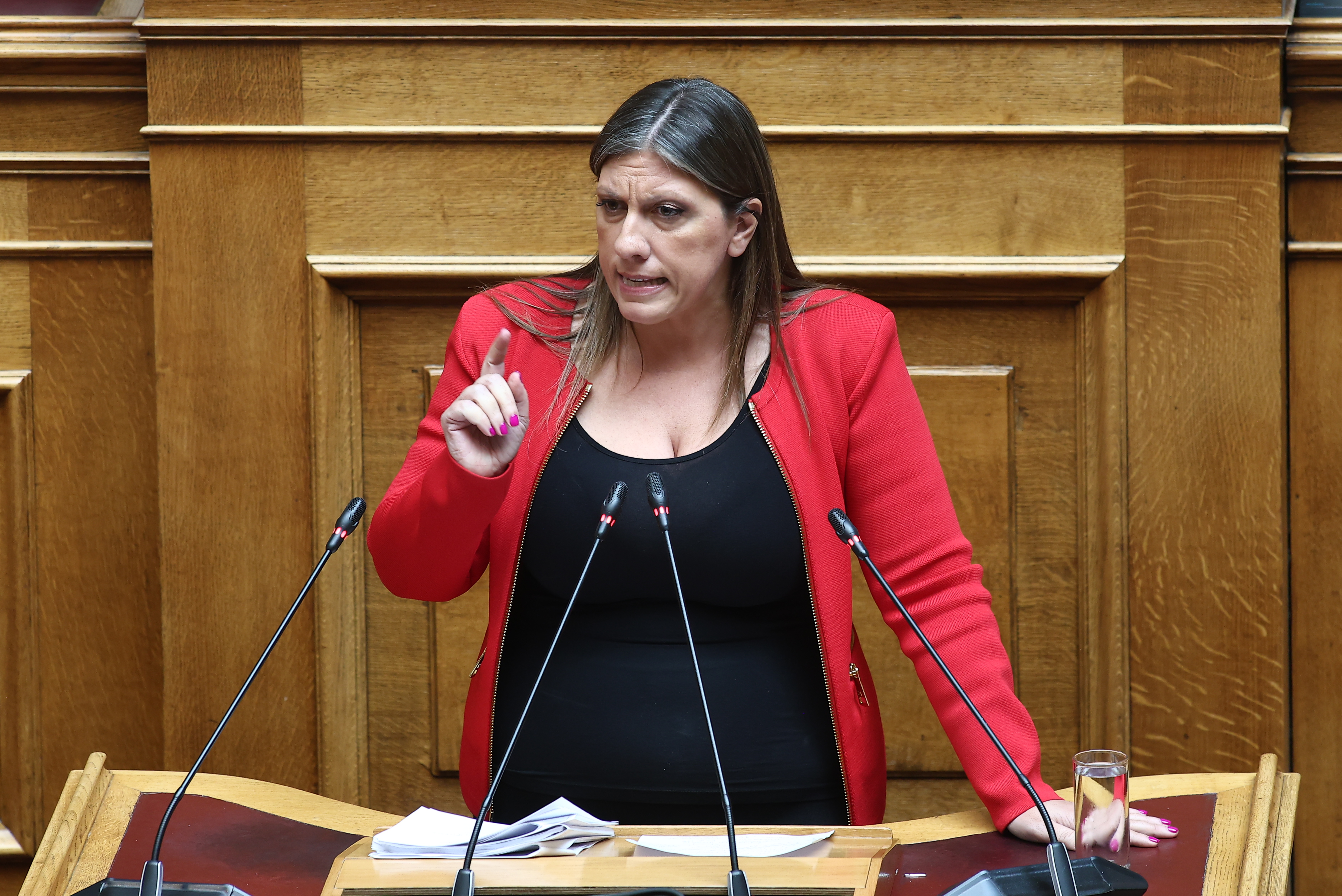 Κωνσταντοπούλου στη Βουλή: «Δεν έχουμε μια δημοκρατική κυβέρνηση – Πώς γίνεται κάθε πέτρα που σηκώνουμε να είναι η ΝΔ από κάτω;»