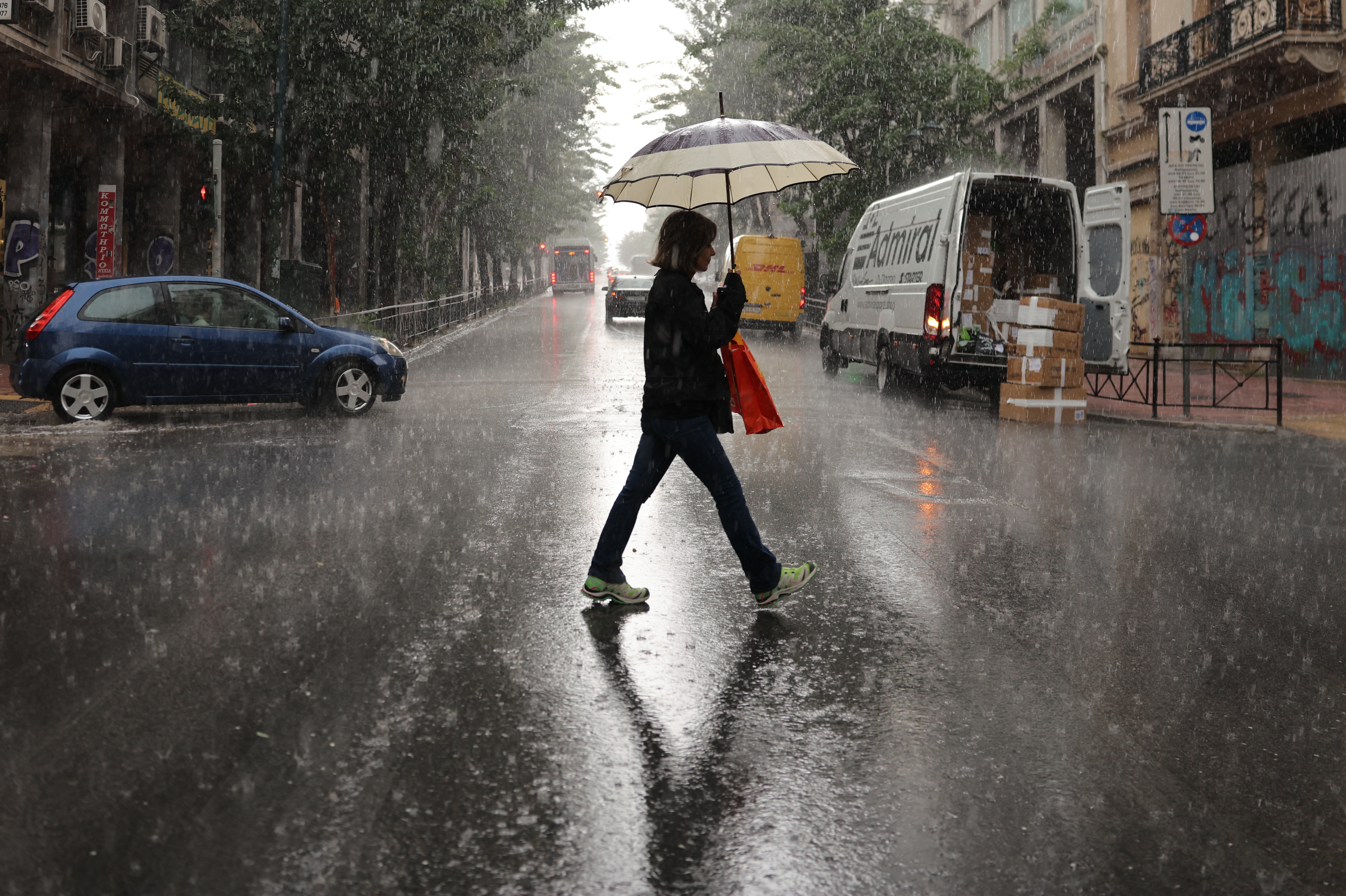 Καιρός: Σε ισχύ η πορτοκαλί προειδοποίηση για ισχυρές βροχές και καταιγίδες – Επικαιροποίηση του έκτακτου της ΕΜΥ