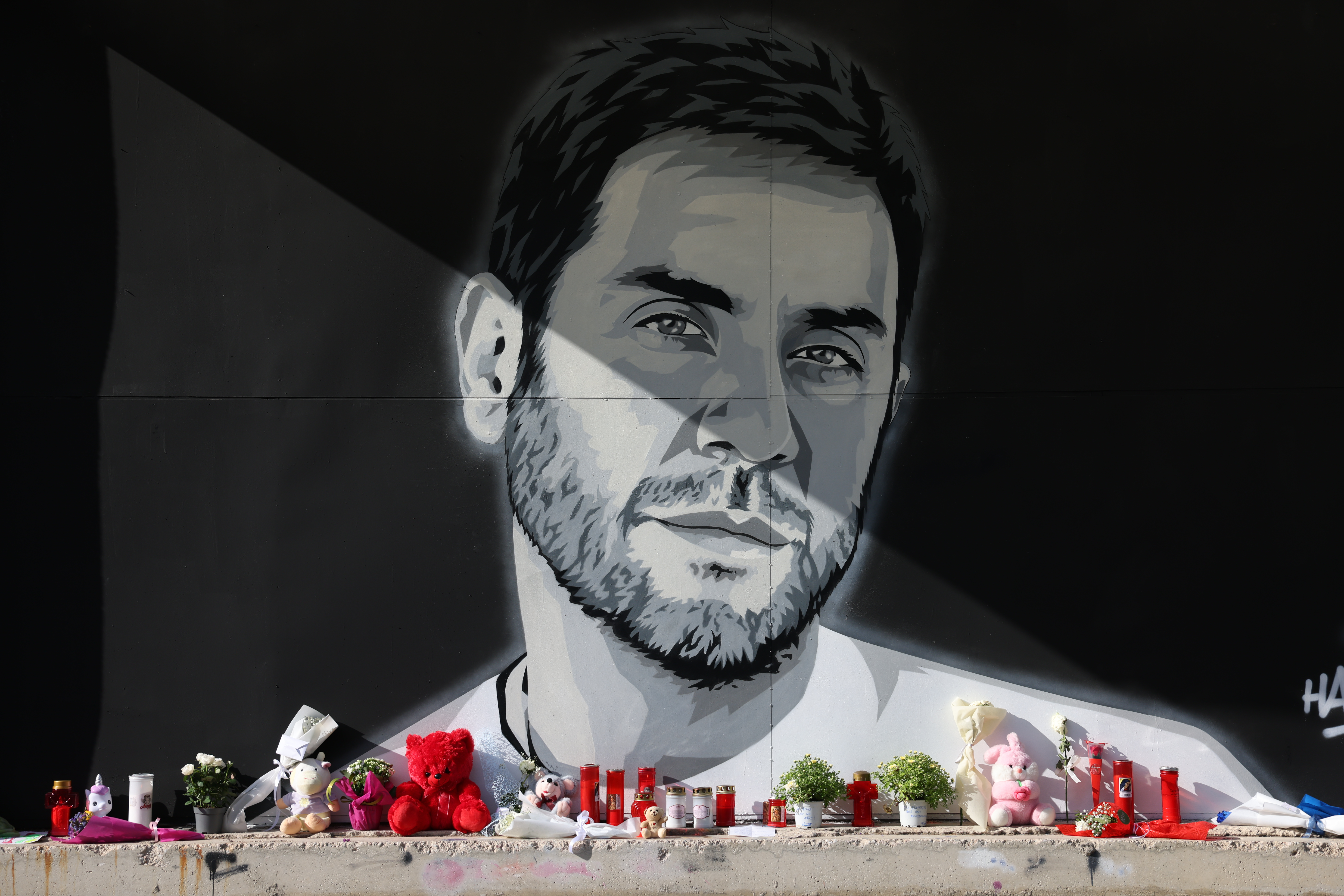 Γεωργιάδης κατά Μόσιαλου με αφορμή δημοσίευμα του Politico για τον Μαζωνάκη που συνδέει τον θάνατό του με τα κενά εποπτείας στα κέντρα ευεξίας