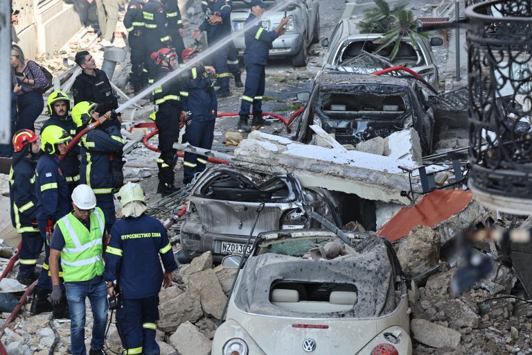 Έκρηξη στην Πλάκα: Έρευνες για τα αίτια – Σοβαρές ζημιές σε διπλανά κτίρια και νέα κατάρρευση