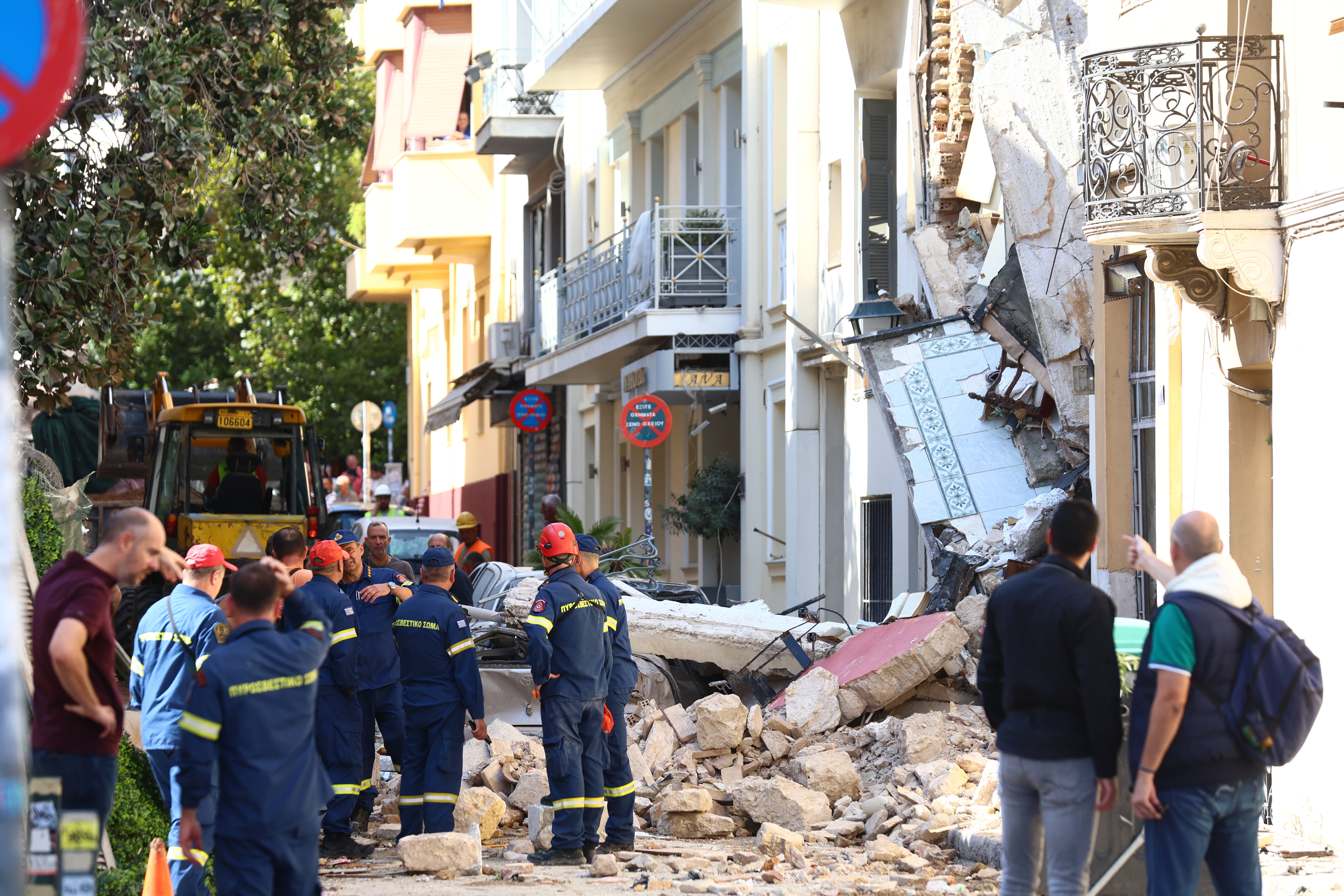 Έκρηξη στην Πλάκα: Πληροφορίες και για έκτο αγνοούμενο στο τριώροφο κτίριο που κατέρρευσε  – Βρέθηκε η τσάντα μίας τουρίστριας