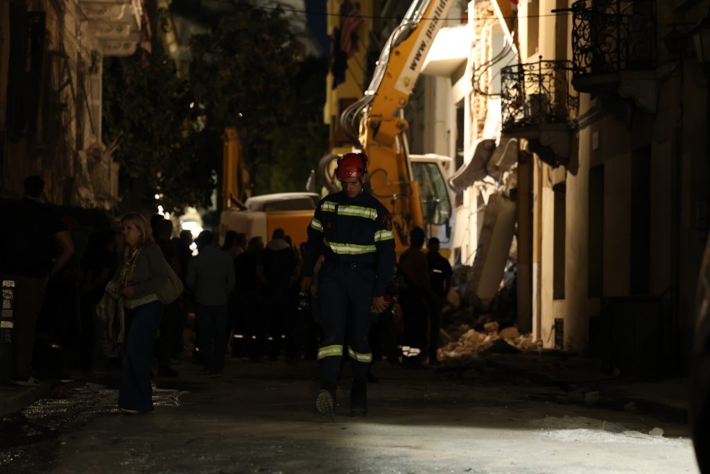 Έκρηξη στην Πλάκα: Ολονύχτια επιχείρηση για τους έξι αγνοούμενους – Βομβαρδισμένο τοπίο η Λυσικράτους