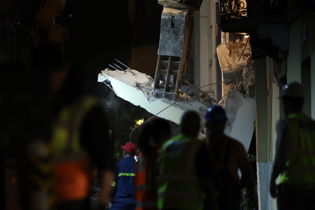 Έκρηξη στην Πλάκα: Ολονύχτια επιχείρηση για τους έξι αγνοούμενους – Βομβαρδισμένο τοπίο η Λυσικράτους