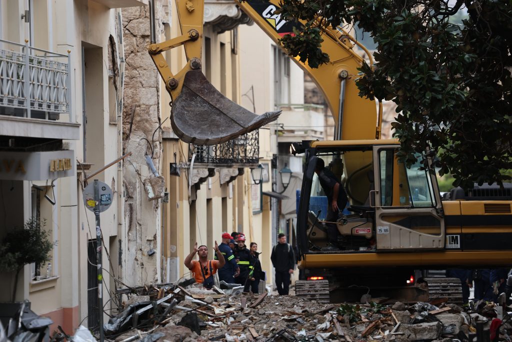 Έκρηξη στην Πλάκα: Γυναίκα ανασύρθηκε νεκρή από τα συντρίμμια, συνεχίζονται οι έρευνες για αγνοούμενους – Μη κατοικήσιμα τουλάχιστον τρία σπίτια