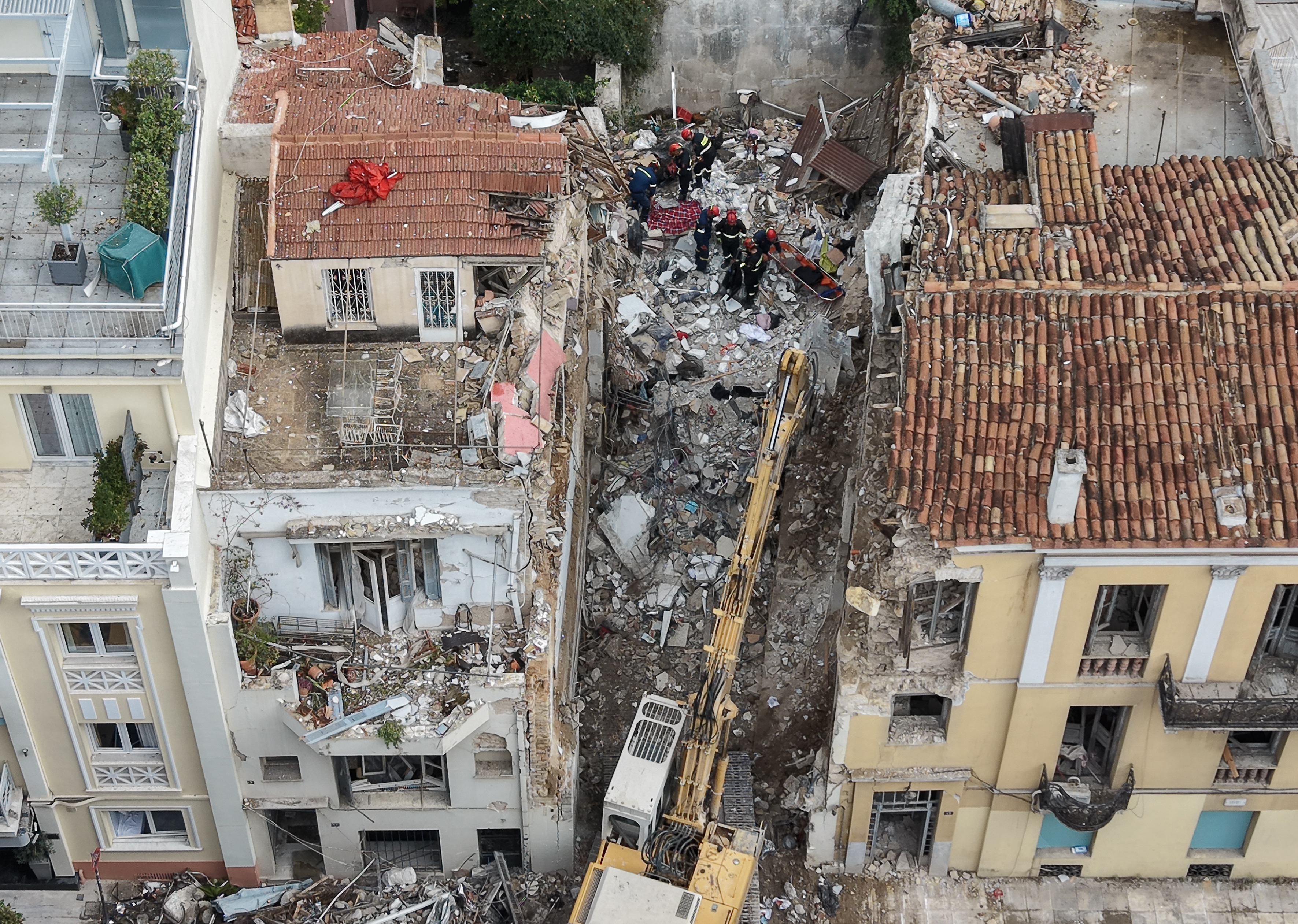 Έκρηξη στην Πλάκα: Τα σενάρια για τα αίτια που οδήγησαν στην τραγωδία – Στην Ιατροδικαστική οι συγγενείς των θυμάτων για ταυτοποίηση