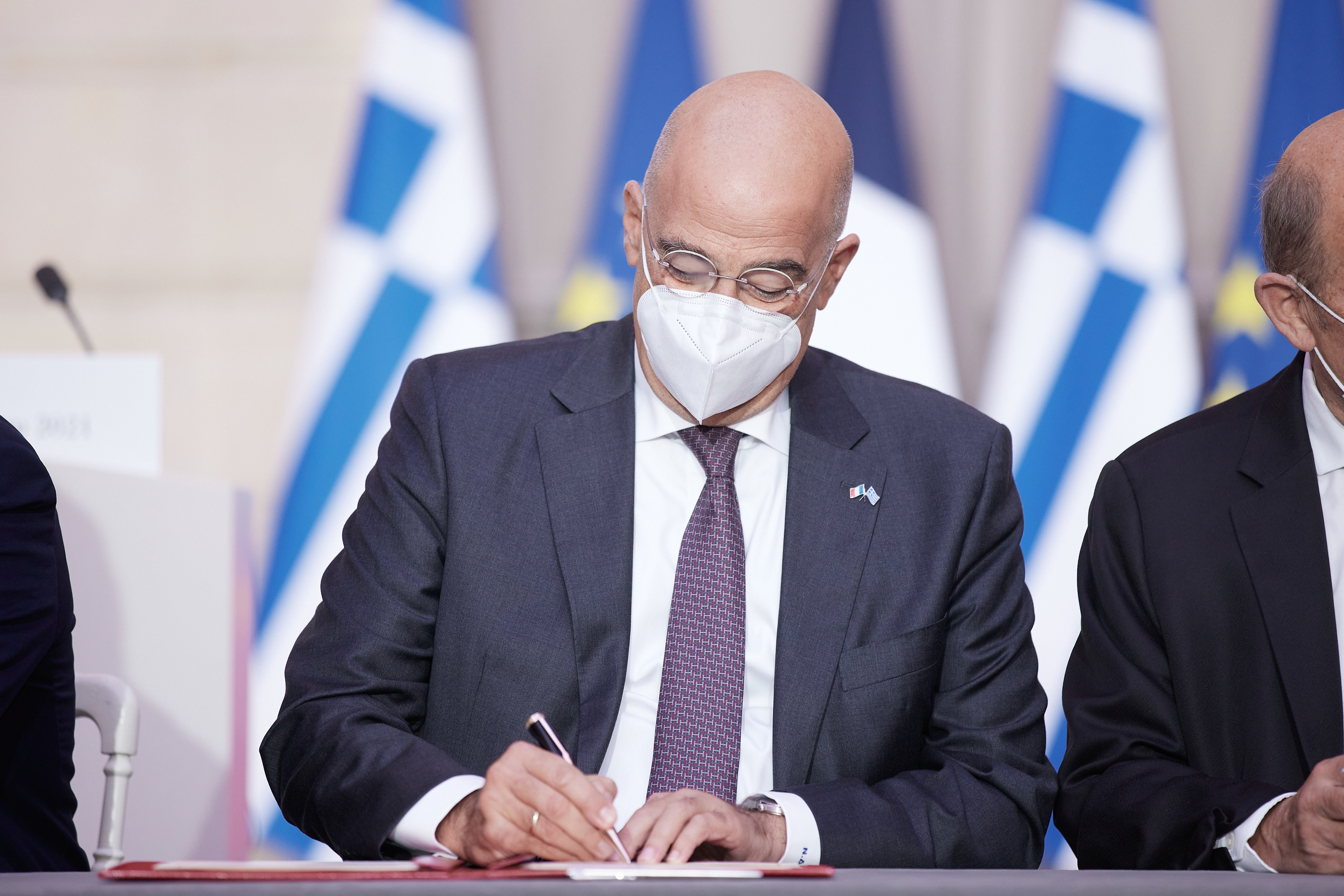 Πέντε χρόνια από την υπογραφή της Συμφωνίας Αμυντικής Συνεργασίας Ελλάδας-Γαλλίας – Δένδιας: Εξαιρετικά ισχυρή η στρατηγική σχέση των δύο χωρών