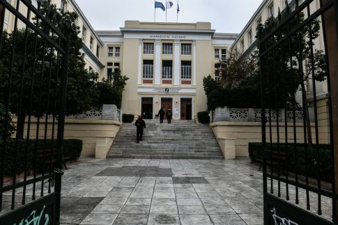 Χανιά: Τελευταίες ξεναγήσεις για τη μεγάλη έκθεση «Αλέκος Φασιανός – Κάρολος Καμπελόπουλος»