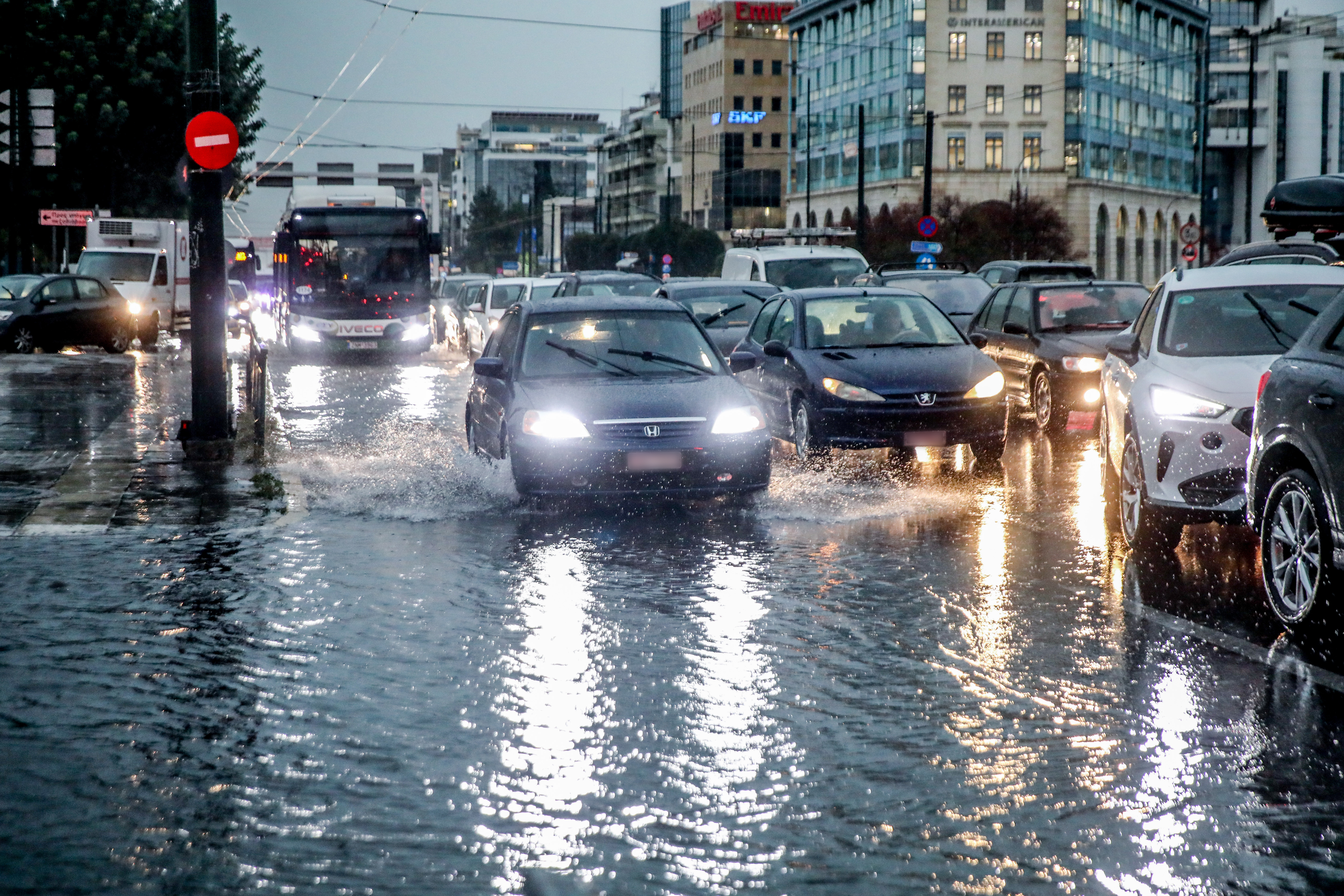 Πού χτυπάει η πρώτη κακοκαιρία του φθινοπώρου: Ισχυρά φαινόμενα και στην Αττική – Έκτακτο δελτίο της ΕΜΥ