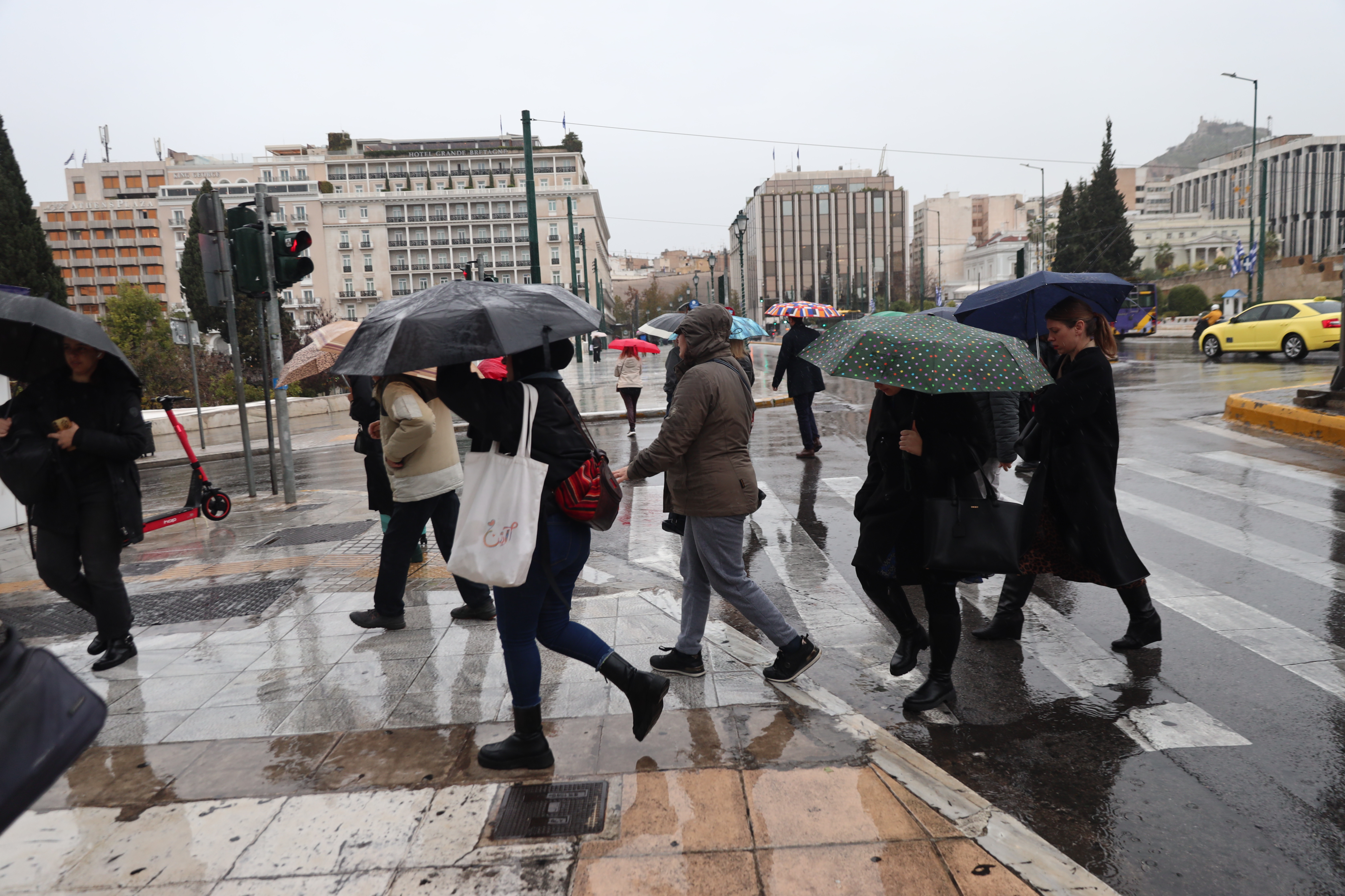 Ξεκίνησε η κακοκαιρία: Ισχυρή καταιγίδα και στην Αττική – Έκτακτο δελτίο της ΕΜΥ