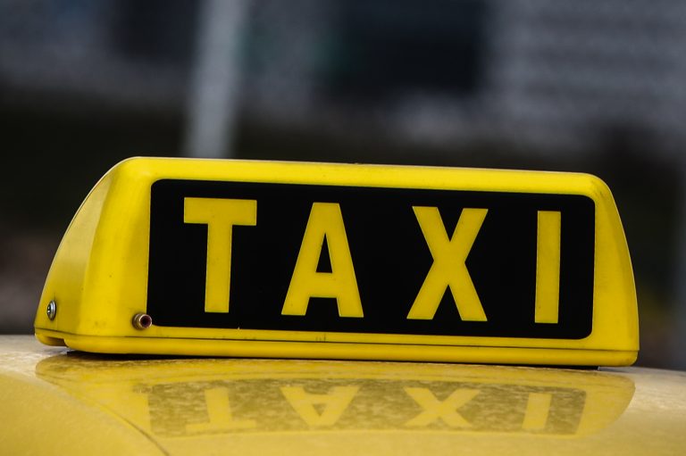 Αύξηση στα κόμιστρα των ταξί: Τι θα ισχύσει στις κούρσες από και προς τα αεροδρόμια «Ελευθέριος Βενιζέλος» και «Μακεδονία» αλλά και στις αναμονές