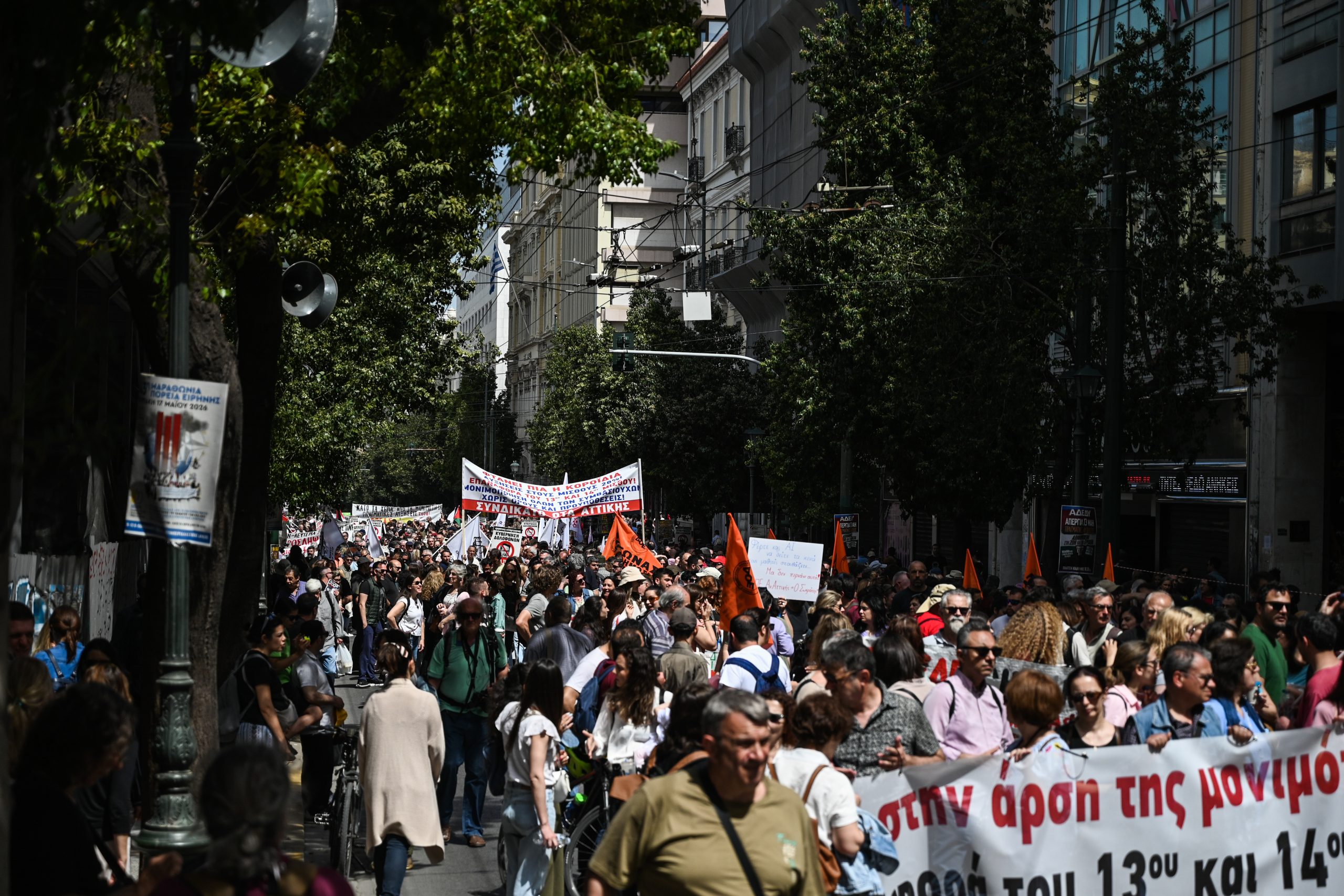 ΑΔΕΔΥ: Συγκέντρωση έξω από τη Βουλή λόγω της συνταγματικής αναθεώρησης και των αλλαγών στη μονιμότητα
