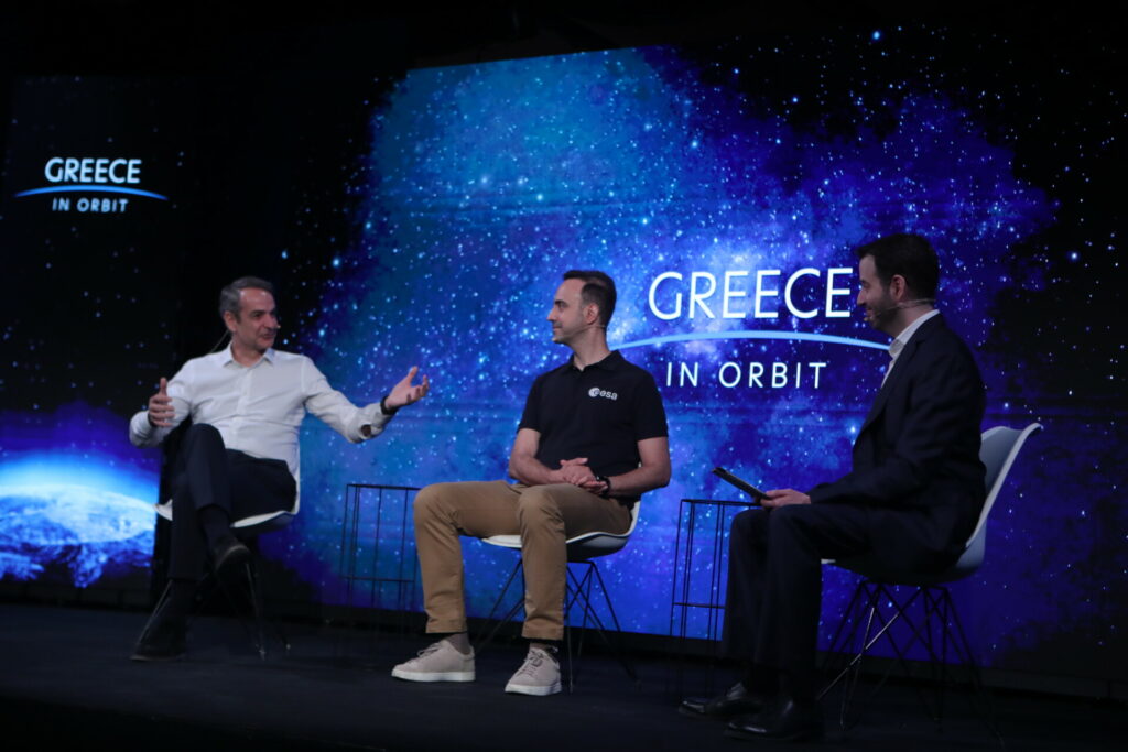 Ο Πρωθυπουργός παρουσιάζει στη Διεθνή Διάσκεψη Κορυφής στο Παρίσι τον πρώτο Έλληνα αστροναύτη