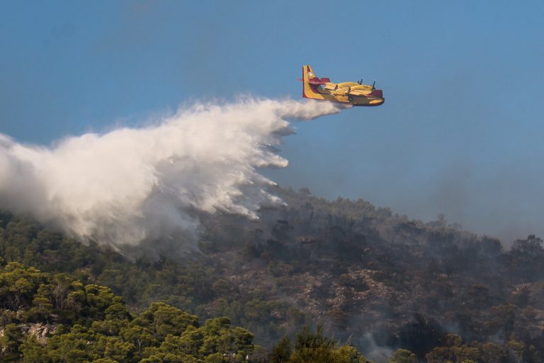 Μεγάλη φωτιά στον Μύτικα Θήβας – Επιχειρούν 12 αεροσκάφη