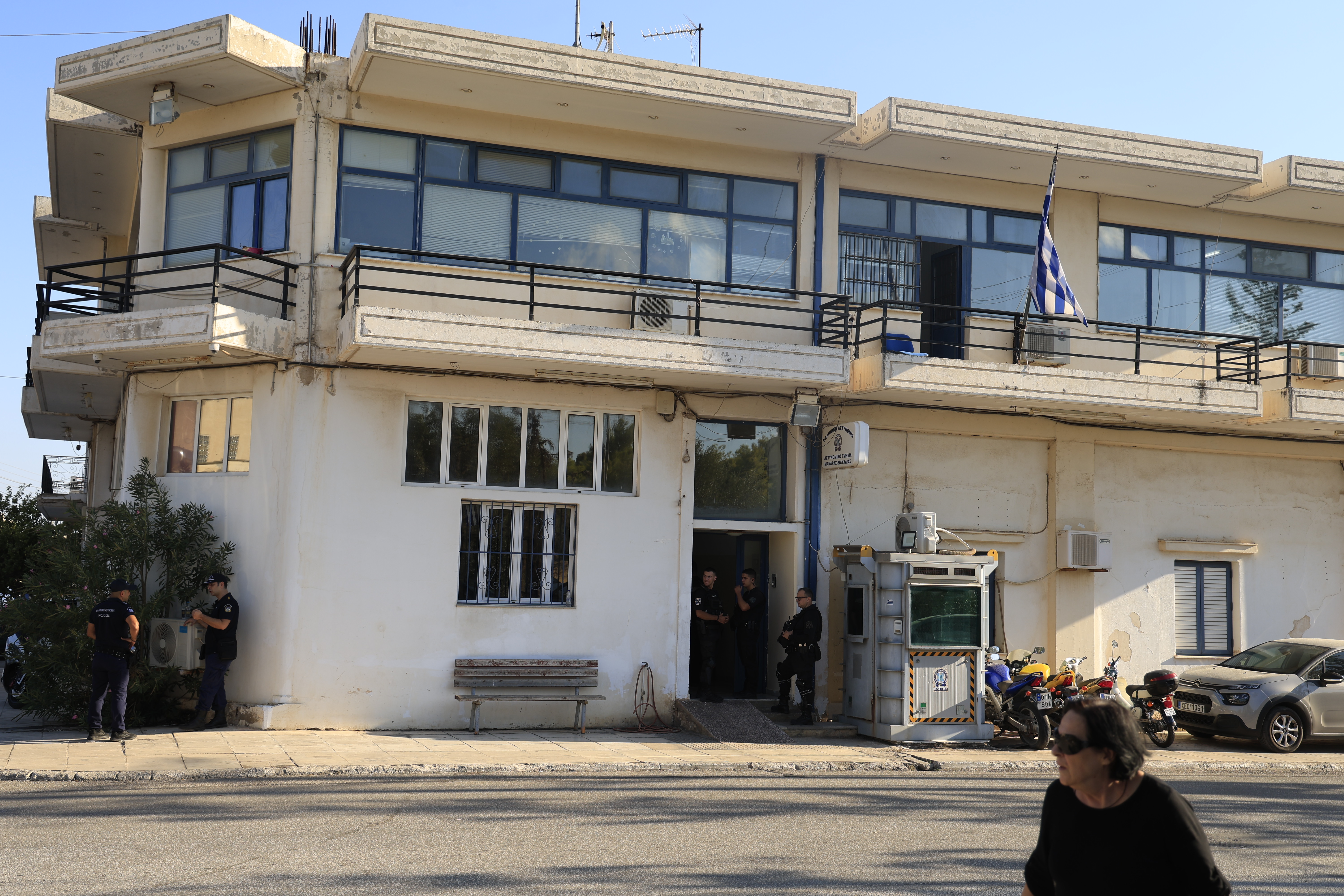 Άνδρας εισέβαλε με μαχαίρι στο Αστυνομικό Τμήμα Μάνδρας – Τραυμάτισε αστυνομικό, δέχθηκε πυροβολισμό στον θώρακα