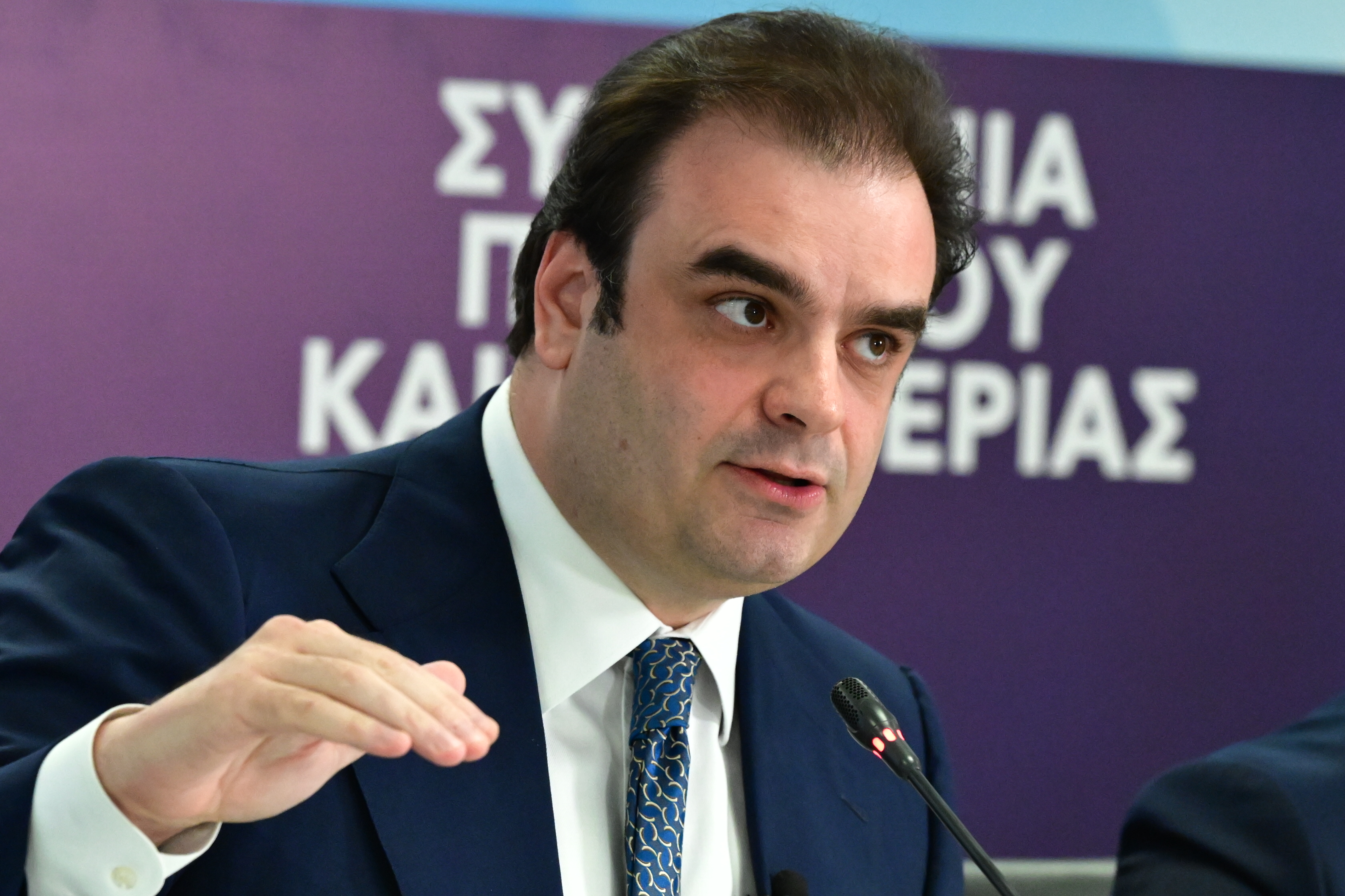 Η εξειδίκευση των μέτρων από το οικονομικό επιτελείο: Αναλυτικά οι αλλαγές σε ελεύθερους επαγγελματίες, αγρότες, τρίτεκνους και συνταξιούχους