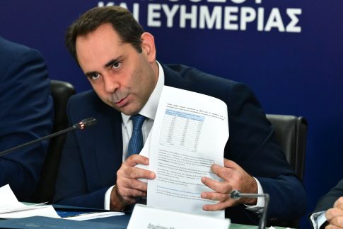 Ολλανδία: Εντυπωσιακή παρέλαση λουλουδιών στο χωριό του Βαν Γκογκ