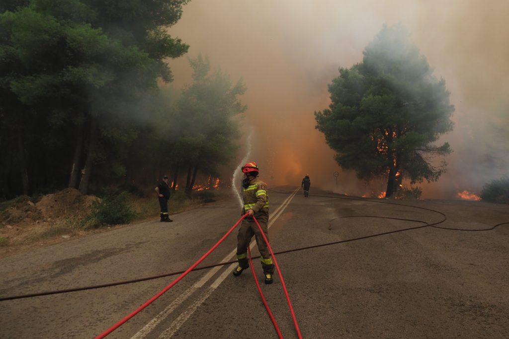 Πυρκαγιά στη Μακρυκάπα Εύβοιας: Μήνυμα 112 για απομάκρυνση από Τριάδα προς Ψαχνά