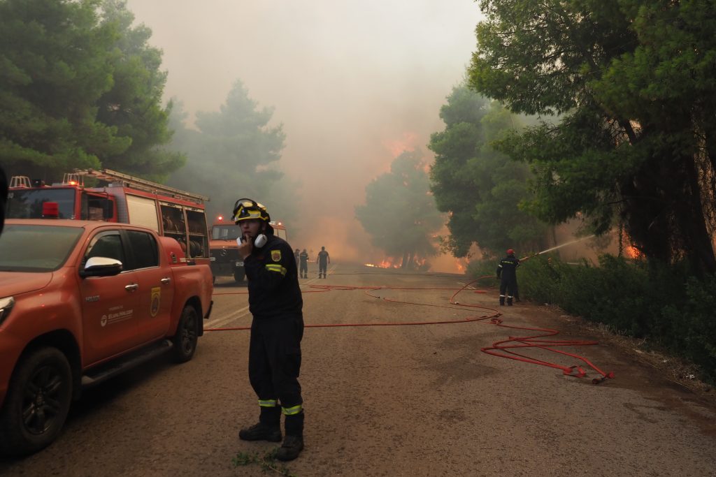Πυρκαγιά στη Μακρυκάπα Εύβοιας: Μήνυμα 112 για απομάκρυνση από Τριάδα προς Ψαχνά
