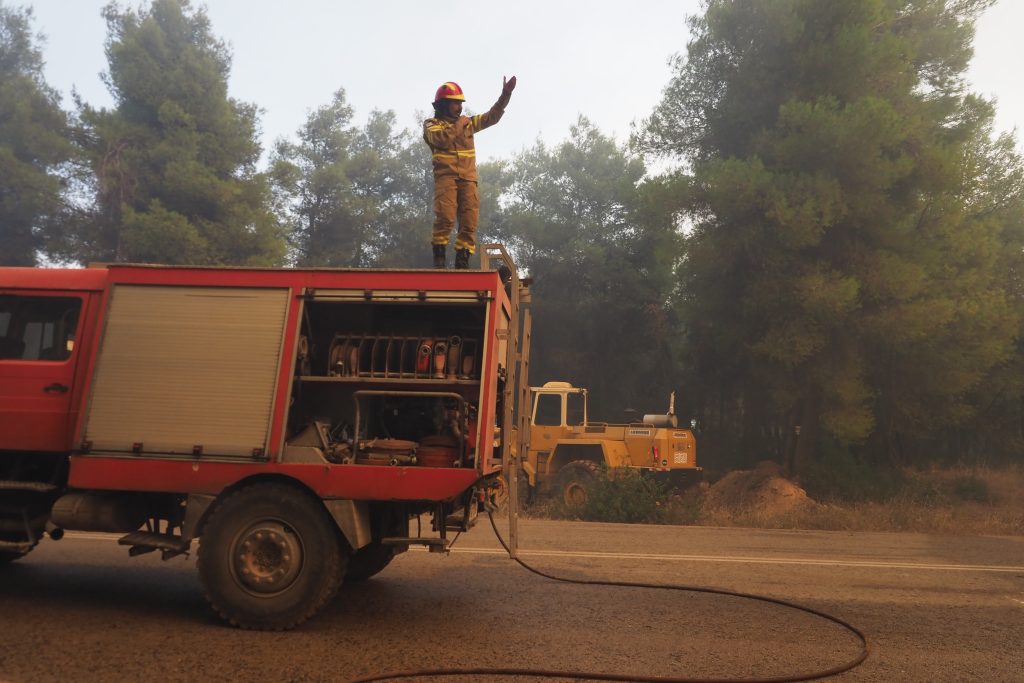 Πυρκαγιά στη Μακρυκάπα Εύβοιας: Μήνυμα 112 για απομάκρυνση από Τριάδα προς Ψαχνά