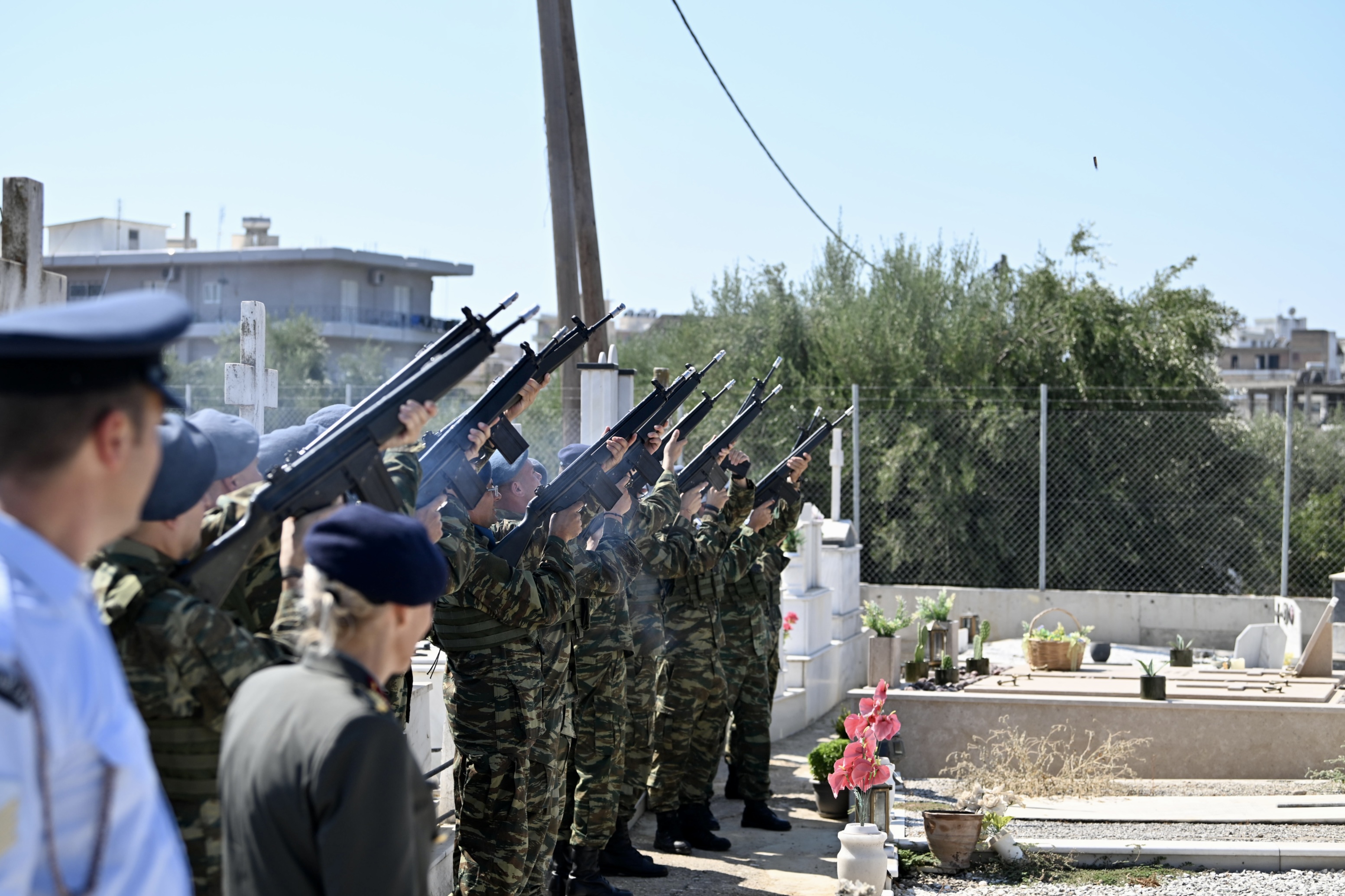 Σε κλίμα οδύνης οι κηδεία του επισμηναγού Γιάννη Μπλέσια, πιλότου του μοιραίου Pahntom