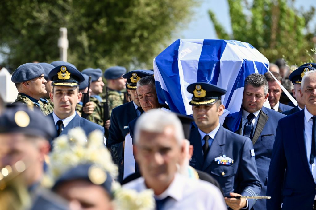 Σε κλίμα οδύνης οι κηδεία του επισμηναγού Γιάννη Μπλέσια, πιλότου του μοιραίου Pahntom