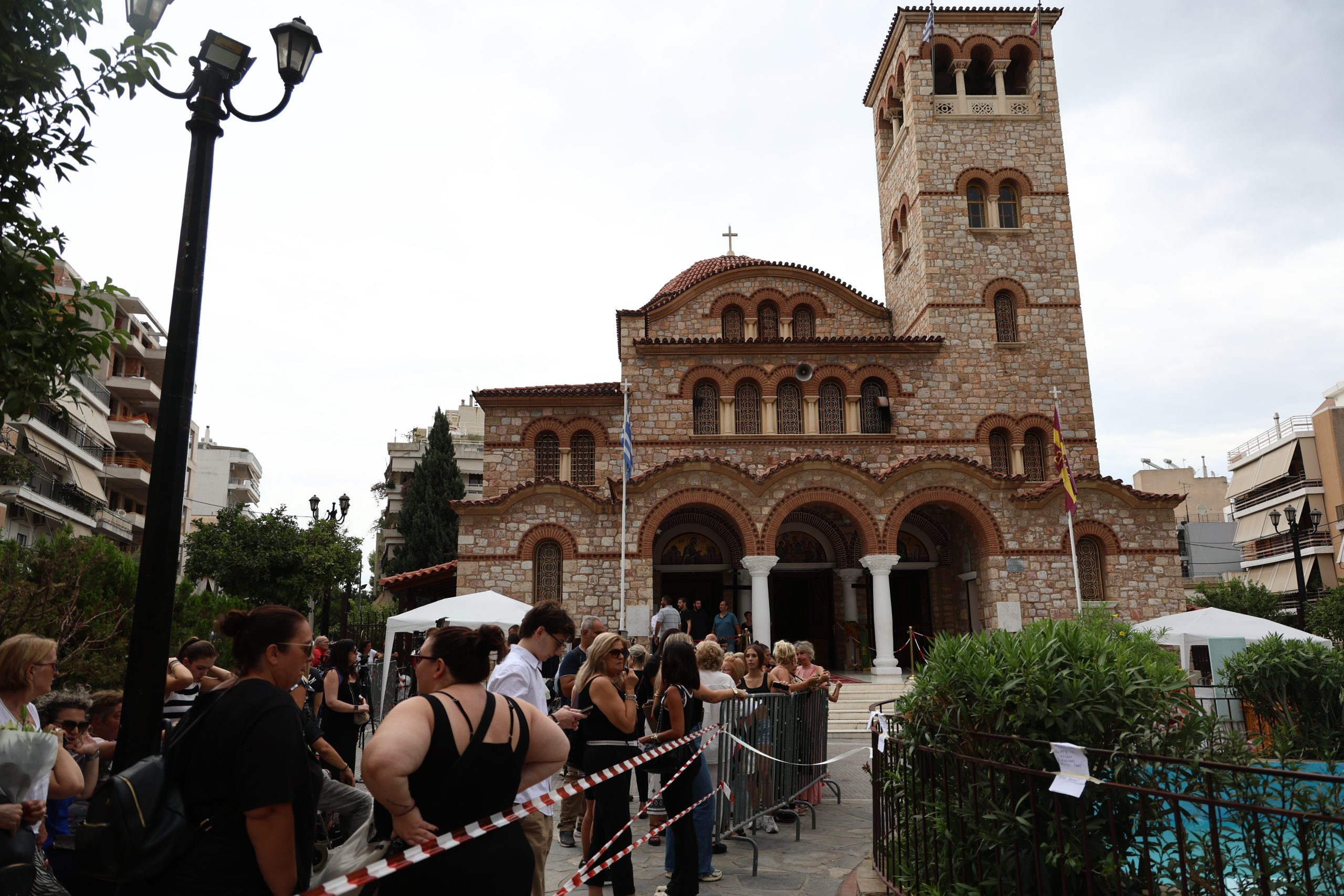 Μαζωνάκης: Kόσμος καταφθάνει στην Αγία Τριάδα Νίκαιας για τη λαϊκή αγρυπνία – Σε στενό κύκλο τη Δευτέρα η ταφή