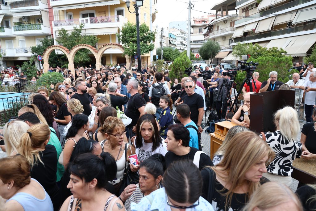 Μαζωνάκης: Kόσμος καταφθάνει στην Αγία Τριάδα Νίκαιας για τη λαϊκή αγρυπνία – Σε στενό κύκλο τη Δευτέρα η ταφή