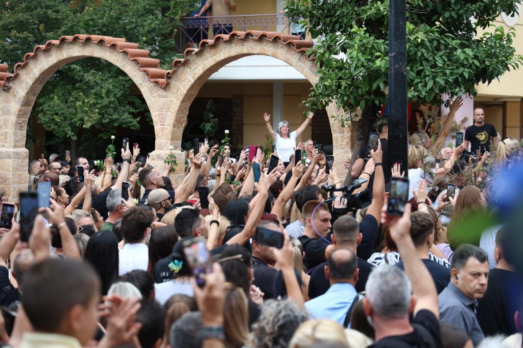 Το τελευταίο χειροκρότημα στον Γιώργο Μαζωνάκη: Σαρωτικό κύμα αγάπης στην «παλαιά του γειτονιά»