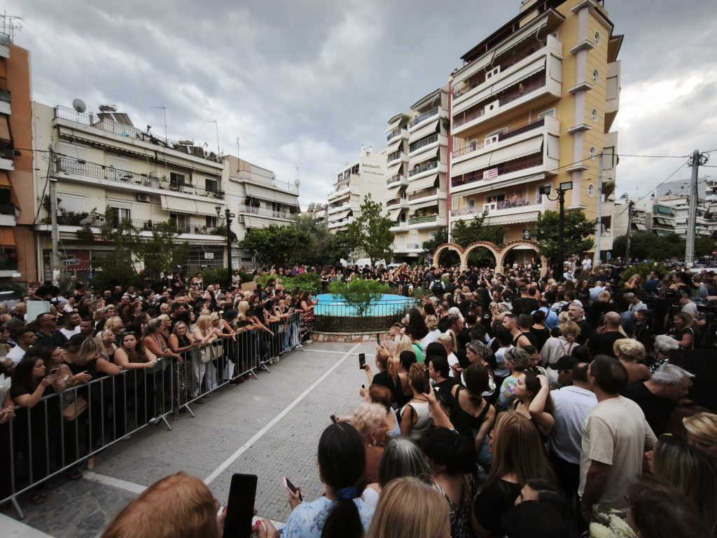 Το τελευταίο χειροκρότημα στον Γιώργο Μαζωνάκη: Σαρωτικό κύμα αγάπης στην «παλαιά του γειτονιά»