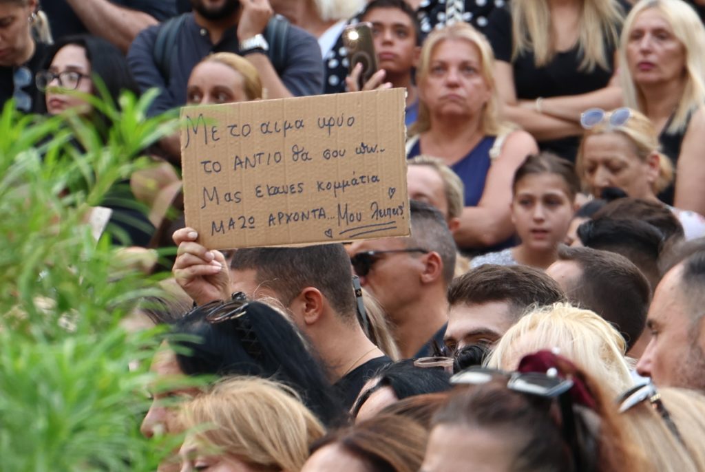 Το τελευταίο χειροκρότημα στον Γιώργο Μαζωνάκη: Σαρωτικό κύμα αγάπης στην «παλαιά του γειτονιά»