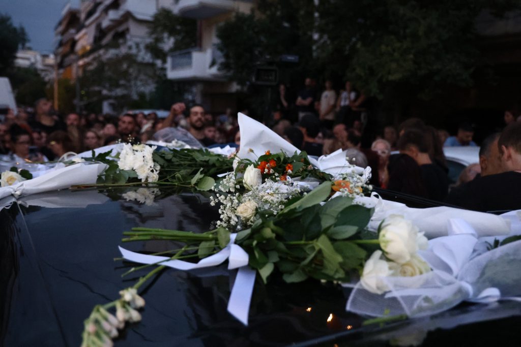 Νίκαια: Πλήθος κόσμου στην λαϊκή αγρυπνία για τον Γιώργο Μαζωνάκη