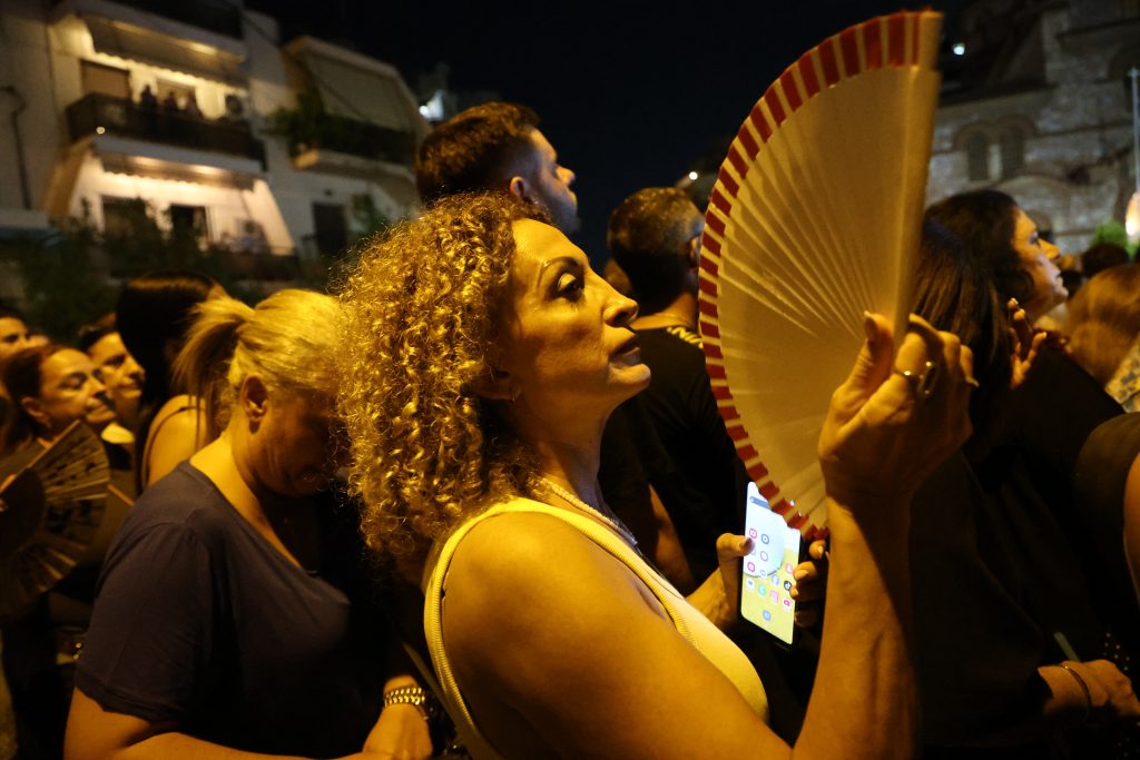 Νίκαια: Πλήθος κόσμου στην λαϊκή αγρυπνία για τον Γιώργο Μαζωνάκη