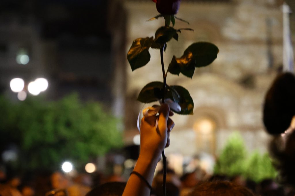 Νίκαια: Πλήθος κόσμου στην λαϊκή αγρυπνία για τον Γιώργο Μαζωνάκη